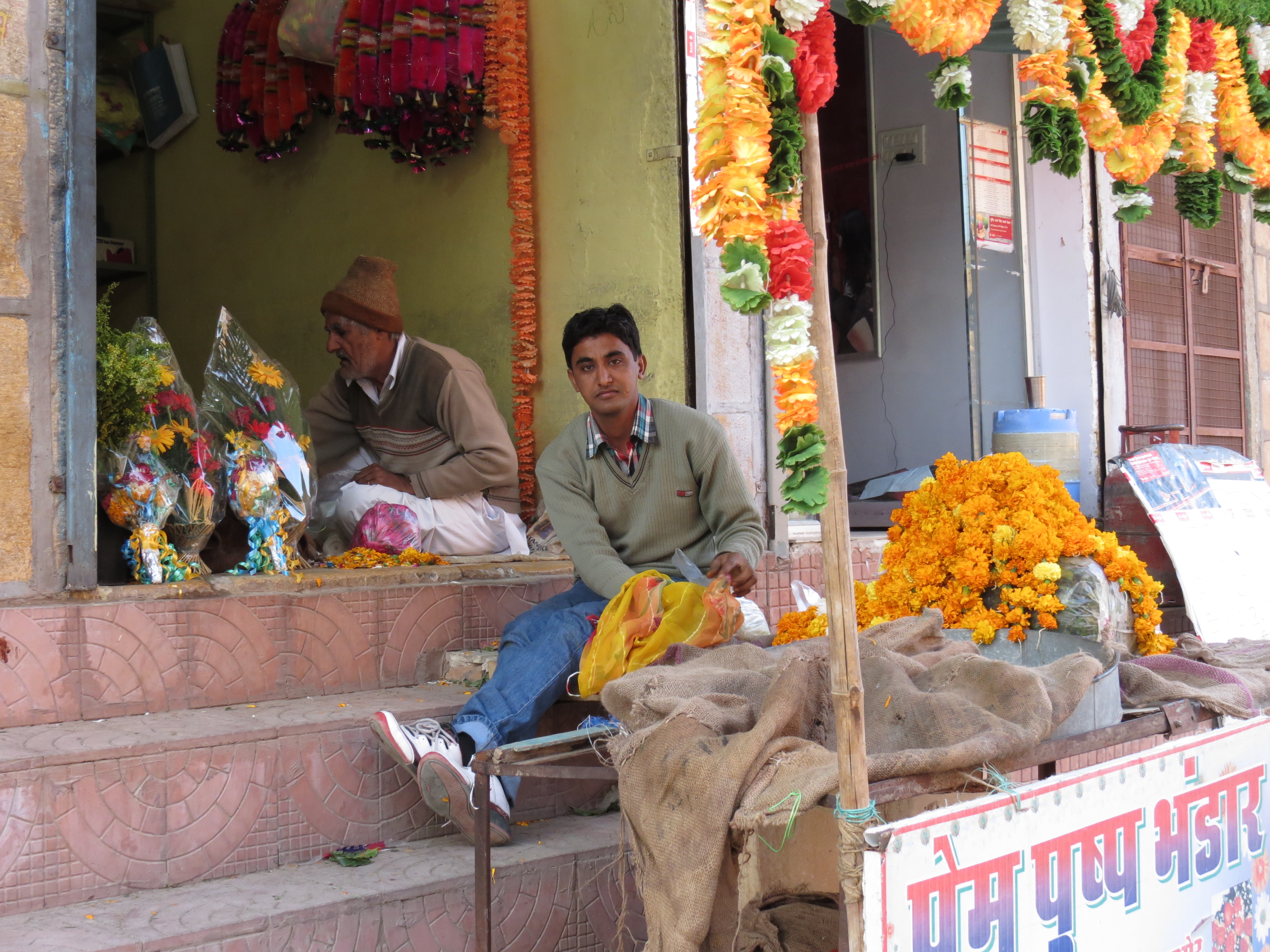 Luca Errera, Daniela Trastulli, India, Rajasthan, Jaisalmer, venditore, fiori, corone